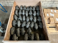 Krat met 37 bokwielen - afbeelding 1 van  4