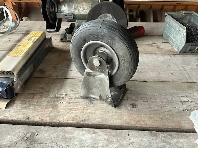 Krat met 37 bokwielen - afbeelding 2 van  4