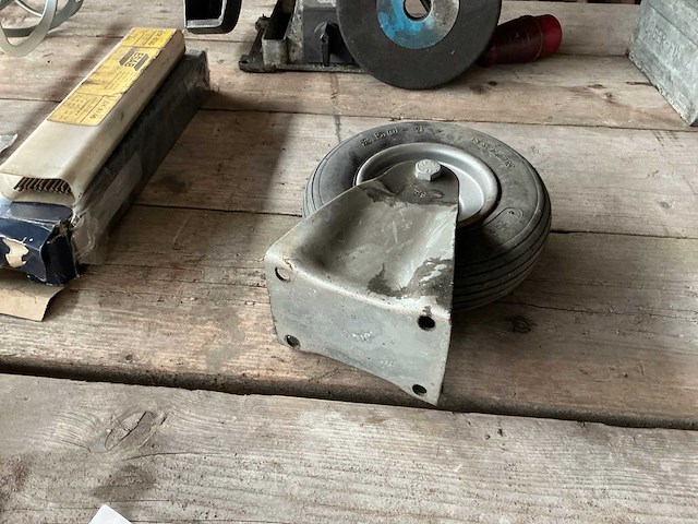 Krat met 37 bokwielen - afbeelding 3 van  4