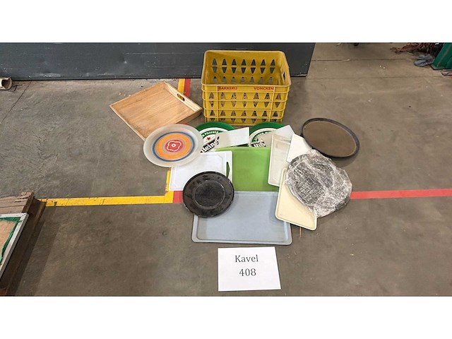 Krat met dienbladen - afbeelding 1 van  1