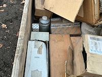 Krat met diverse filters overige machine toebehoren - afbeelding 2 van  11