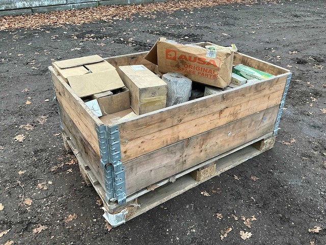 Krat met diverse filters overige machine toebehoren - afbeelding 1 van  11