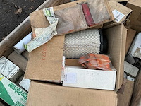 Krat met diverse filters overige machine toebehoren - afbeelding 7 van  11