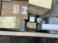 Krat met diverse filters overige machine toebehoren - afbeelding 9 van  11