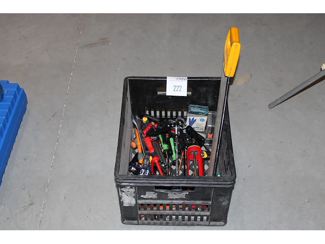 Krat met diverse handgereedschappen w.o. schroevendraaiers, kitspuiten, inbussleutels, zaag etc. - afbeelding 1 van  2