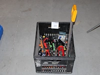 Krat met diverse handgereedschappen w.o. schroevendraaiers, kitspuiten, inbussleutels, zaag etc.