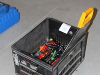 Krat met diverse handgereedschappen w.o. schroevendraaiers, kitspuiten, inbussleutels, zaag etc. - afbeelding 2 van  2