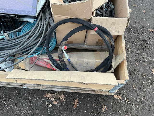 Krat met diverse leidingen en stekkers overige gereedschappen - afbeelding 2 van  19