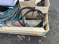 Krat met diverse leidingen en stekkers overige gereedschappen - afbeelding 2 van  19