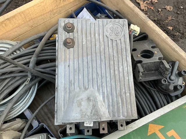 Krat met diverse leidingen en stekkers overige gereedschappen - afbeelding 6 van  19