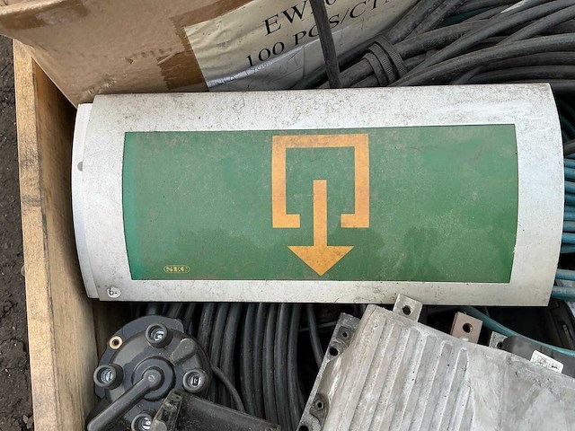 Krat met diverse leidingen en stekkers overige gereedschappen - afbeelding 7 van  19