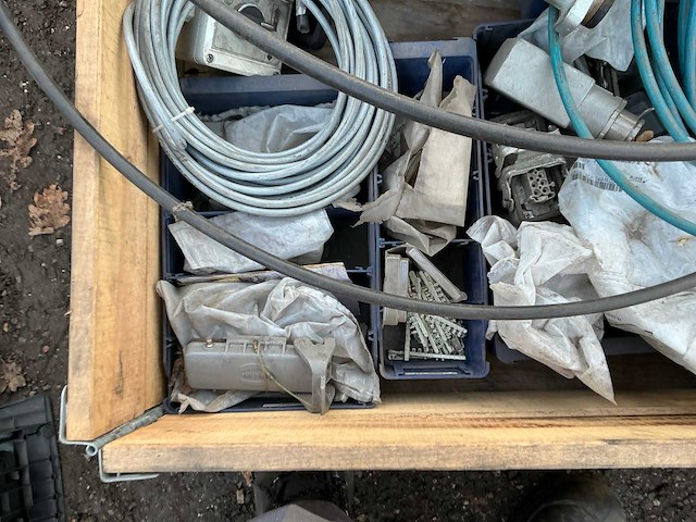Krat met diverse leidingen en stekkers overige gereedschappen - afbeelding 8 van  19