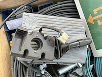 Krat met diverse leidingen en stekkers overige gereedschappen - afbeelding 10 van  19