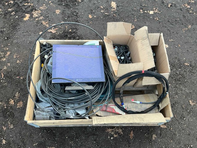 Krat met diverse leidingen en stekkers overige gereedschappen - afbeelding 11 van  19