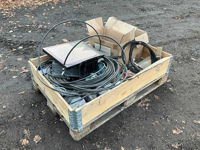 Krat met diverse leidingen en stekkers overige gereedschappen - afbeelding 1 van  19