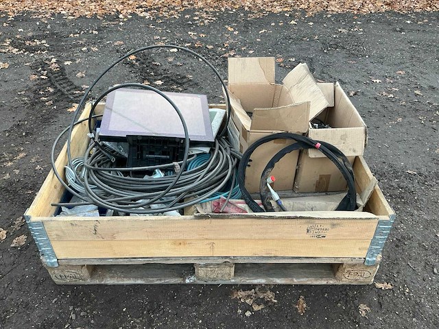 Krat met diverse leidingen en stekkers overige gereedschappen - afbeelding 12 van  19