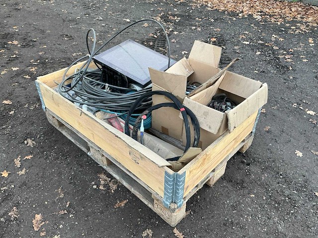 Krat met diverse leidingen en stekkers overige gereedschappen - afbeelding 13 van  19