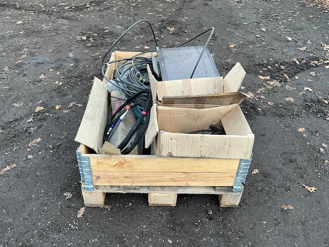 Krat met diverse leidingen en stekkers overige gereedschappen - afbeelding 14 van  19