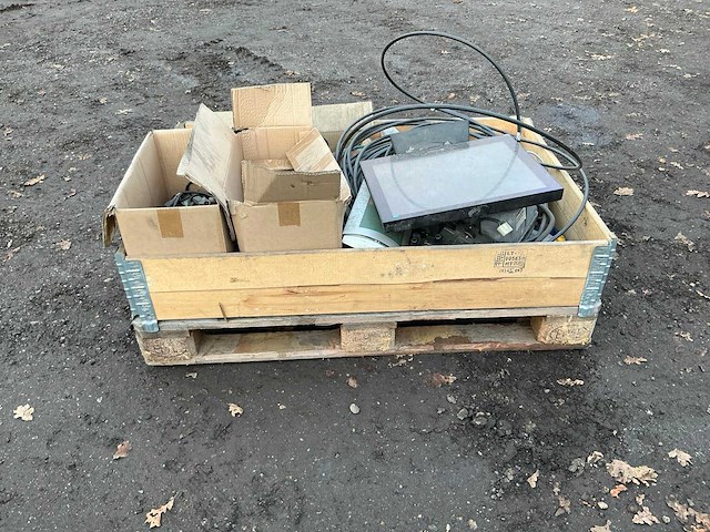 Krat met diverse leidingen en stekkers overige gereedschappen - afbeelding 16 van  19