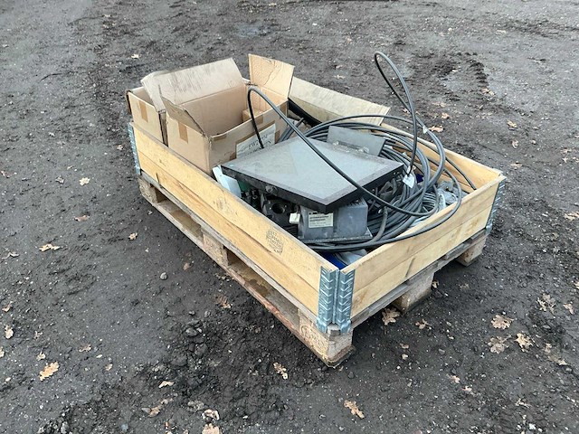 Krat met diverse leidingen en stekkers overige gereedschappen - afbeelding 17 van  19