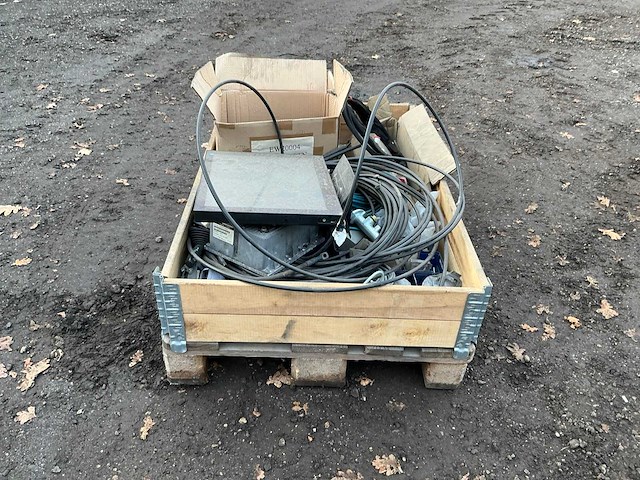 Krat met diverse leidingen en stekkers overige gereedschappen - afbeelding 18 van  19