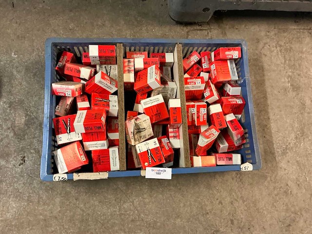 Krat met diverse pluggen - afbeelding 1 van  2