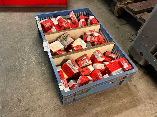 Krat met diverse pluggen - afbeelding 2 van  2