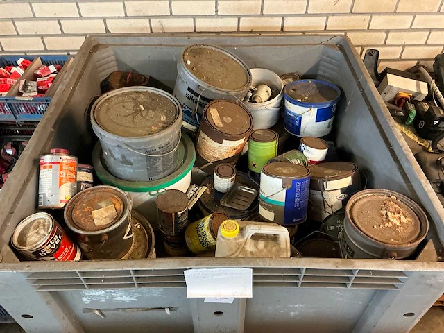 Krat met diverse verf - afbeelding 1 van  1