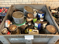Krat met diverse verf - afbeelding 1 van  1