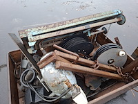 Krat met diversen o.a. hydro motor - afbeelding 2 van  10