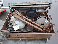 Krat met diversen o.a. hydro motor - afbeelding 1 van  10