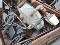 Krat met diversen o.a. hydro motor - afbeelding 5 van  10