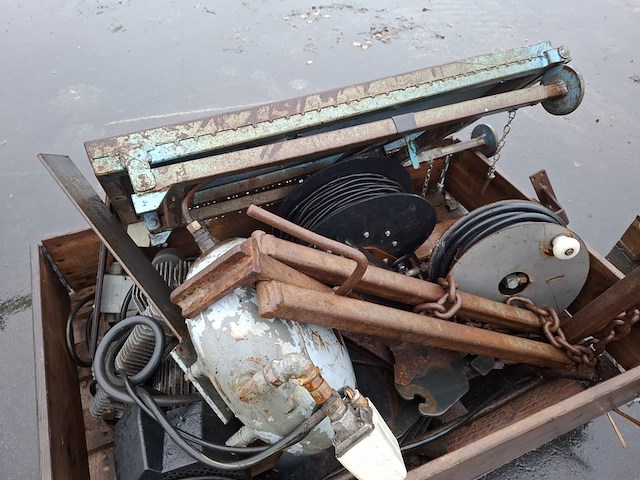 Krat met diversen o.a. hydro motor - afbeelding 6 van  10