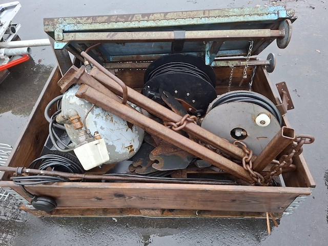 Krat met diversen o.a. hydro motor - afbeelding 7 van  10