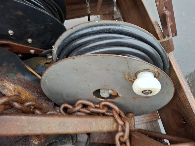 Krat met diversen o.a. hydro motor - afbeelding 8 van  10