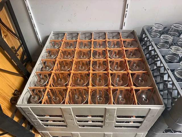 Krat met glaswerk (5x) - afbeelding 4 van  7