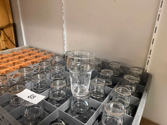 Krat met glaswerk (5x) - afbeelding 6 van  7