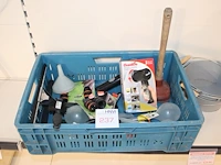 Krat met huis- en tuinhulpjes w.o. borstels, bewateringssysteem, trekkers etc.