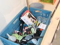 Krat met huis- en tuinhulpjes w.o. borstels, bewateringssysteem, trekkers etc. - afbeelding 2 van  2