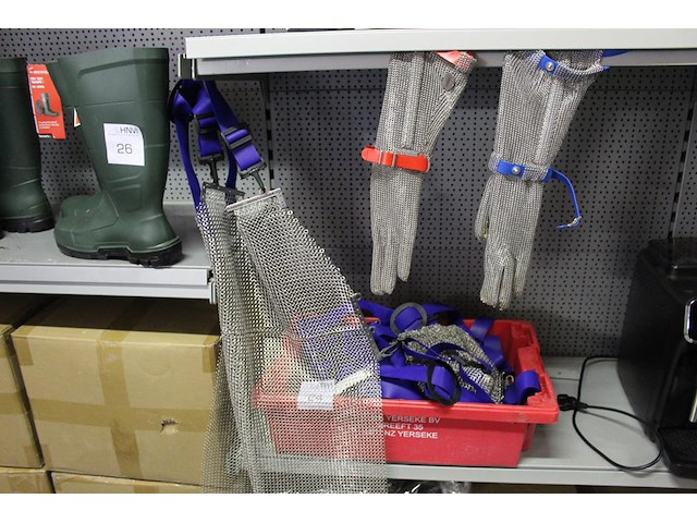 Krat met uitbeenschorten en uitbeenhandschoenen. totaal 10 schorten en 11 handschoenen - afbeelding 1 van  4