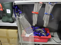 Krat met uitbeenschorten en uitbeenhandschoenen. totaal 10 schorten en 11 handschoenen