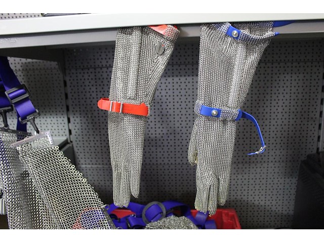 Krat met uitbeenschorten en uitbeenhandschoenen. totaal 10 schorten en 11 handschoenen - afbeelding 2 van  4