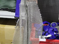 Krat met uitbeenschorten en uitbeenhandschoenen. totaal 10 schorten en 11 handschoenen - afbeelding 3 van  4