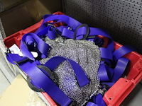 Krat met uitbeenschorten en uitbeenhandschoenen. totaal 10 schorten en 11 handschoenen - afbeelding 4 van  4