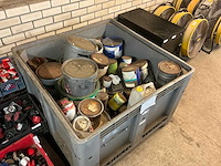 Krat met verf en olie - afbeelding 2 van  2