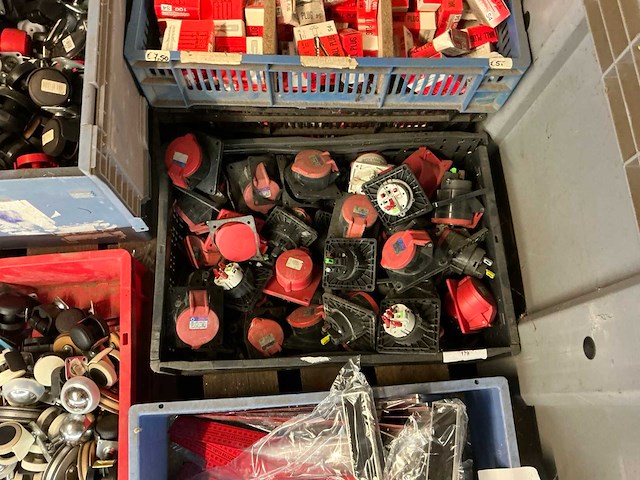 Krat met verschillende krachtstekkers - afbeelding 1 van  1