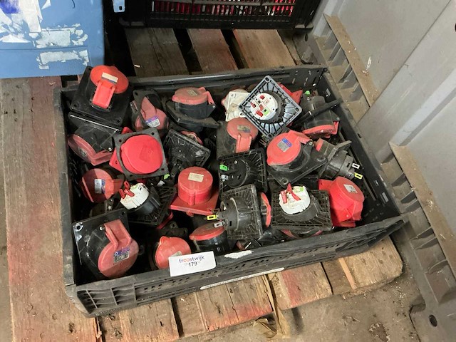 Krat met verschillende krachtstekkers - afbeelding 1 van  1