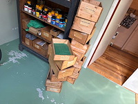 Kratten kast met inhoud - afbeelding 1 van  3