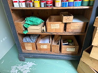 Kratten kast met inhoud - afbeelding 2 van  3