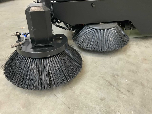 Kremer - 2025 - krs100 - straatveegmachine - afbeelding 8 van  15